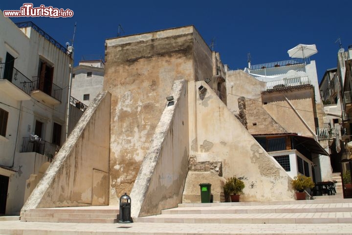 Immagine Centro storico di Vieste: siamo nel promontorio del Gargano, in Puglia - © fritz16 / Shutterstock.com