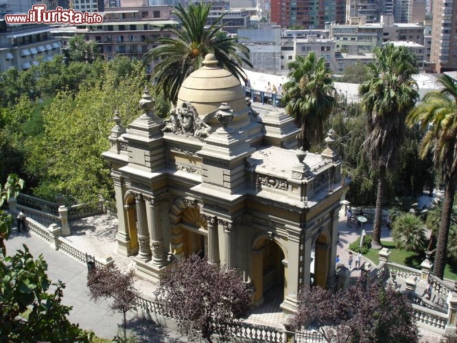 Immagine Il Cerro Santa Lucia è una collina di Santiago del Cile, che si eleva quasi 70 metri sopra la quota media della città, fornendo un panorama secondo solo a quello di San Cristobal - © Tim Robinson / Shutterstock.com