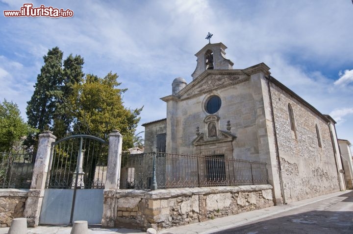 Immagine Chapelle des Penitents Gris di Aigues Mortes, Provenza - All'interno del borgo provenzale, nella zona est, si trova la Chapelle des Penitents Gris costruita fra il 1607 e il 1611. Situata in rue Paul Bert, ha un ricco altare in stile barocco a stucchi progettato dal Sabatier nel 1687 © Anibal Trejo / Shutterstock.com