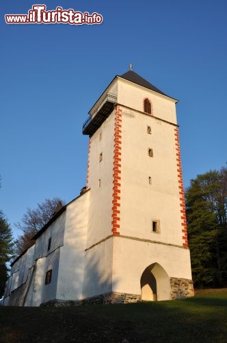 Immagine La chiesa S.Bolfenk a Maribor, Slovenia - Centro dell'eredità culturale e religiosa di Maribor, la chiesa di S.Bolfenk è immersa nel paesaggio naturale del territorio sloveno. Proprio accanto all'edificio religioso passano alcuni sentieri forestali che accompagnano alla scoperta di Pohorje, il più grande comprensorio sciistico della Slovenia © Andreja Donko / Shutterstock.com