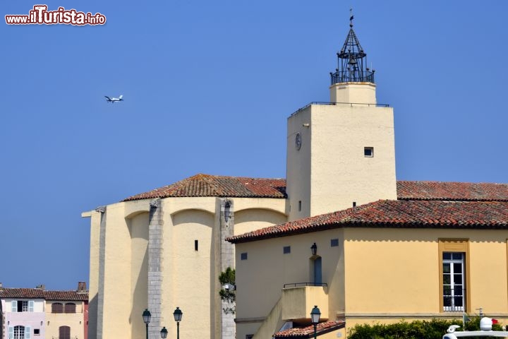 Immagine La Chiesa di San Francesco d'Assisi domina le skyline di Port Grimaud, sud della Francia - © Christian Musat / Shutterstock.com