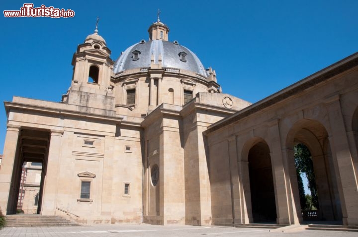 Immagine Pamplona, Spagna: la chiesa eretta in ricordo della Guerra Civile Spagnola (1936-1939) - © Alberto Loyo / Shutterstock.com