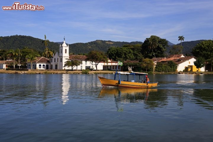 Immagine La baia di Paraty cona la chiesa di Santa Rita e il centro sittadino in stile Coloniale regione. Siamo nella regione di Rio de Janeiro in Brasile - © ostill / Shutterstock.com