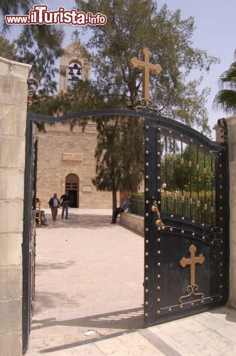 Immagine L'ingresso della Chiesa di San Giorgio a Madaba, famosa per il suo mosaico che mostra una mappa dettagliata della Terra Santa