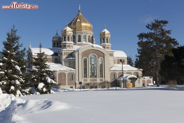 Immagine Ottawa, capitale del Canada nella provincia dell'Ontario: la Chiesa cattolica ucraina di San Giovanni Battista imbiancata dalla neve. Costruita nel 1987 tra Baseline Road e Prince of Wales Drive, la chiesa fu realizzata in stile neobizantino anche per celebrare il millennio del Battesimo della Rus' di Kiev. Icone e vetrate sono opera di due artisti ucraini e tre artisti locali - © Martin Good / Shutterstock.com