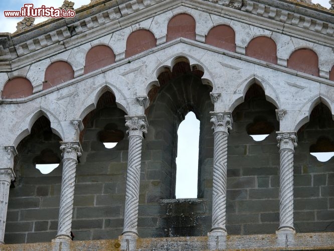 Immagine Particolare della basilica di Santa Margherita, Cortona  - Dedicato a Santa Margherita, patrona di Cortona e terziaria francescana, questo bell'edificio religioso si trova nell'omonimo piazzale della città in provincia di Arezzo. Completata la costruzione nel 1304, la chiesa attuale è il frutto di interventi di ristrutturazione e ricostruzione eseguiti nell'Ottocento e affidati all'architetto Enrico Presenti che fece trasformare l'impianto a navata unica in una con struttura basilicale. Risale invece al 1896 il rifacimento della facciata dell'edificio sacro su cui è stato alloggiato il rosone trecentesco dell'antica chiesa abbattuta © wjarek / Shutterstock.com