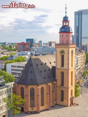 Immagine La Paulskirche di Francoforte è una chiesa sconsacrata, che nacque come chiesa protestante alla fine del Settecento e fu utilizzata, nei primi decenni dell'Ottocento, per le riunioni del cosiddetto Parlamento di Francoforte, primo parlamento democratico tedesco - © Claudio Divizia / Shutterstock.com