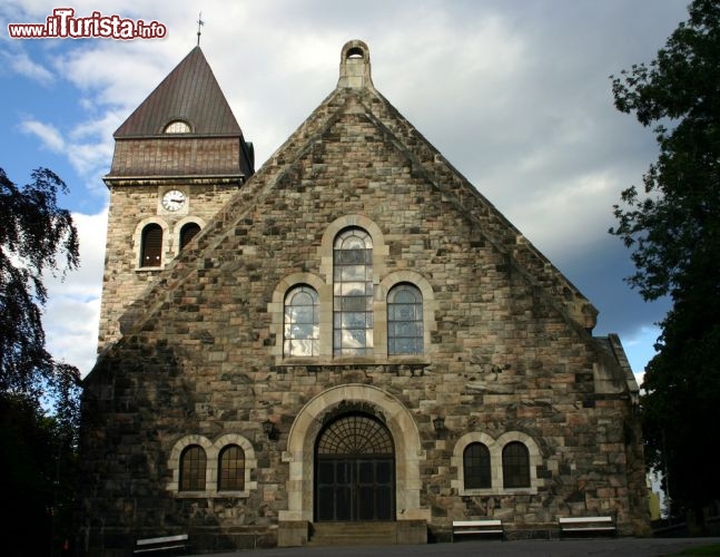 Immagine La chiesa di Alesund (Ålesund kyrkje) si trova nel cuore della città, sull'isola di Aspøya, dove venne costruita nel 1909 su progetto dell'architetto Sverre Knudsen. Può accogliere circa 800 persone. Nella piccola isola - una di quelle su cui si sviluppa l'abitato - ci sono alcuni edifici residenziali intorno alla chiesa ma soprattutto stabili industriali e commerciali - © Andrea Seemann / Shutterstock.com