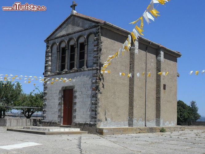 Immagine La Chiesa campestre di San Pietro si trova alla periferia di Pozzomaggiore, provincia di Sassari in Sardegna - © Alessionasche1990 - Wikipedia