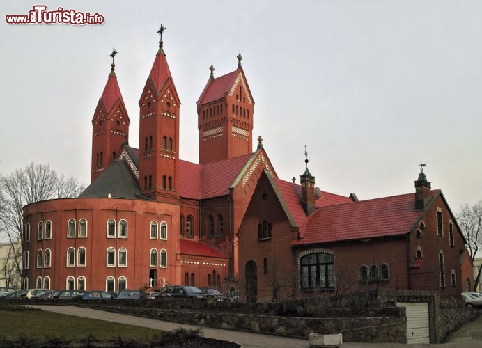 Immagine La chiesa dei Santi Simone ed Elena a Minsk, capitale della Bielorussia, è conosciuta anche come "Chiesa Rossa" per il colore caratteristico dei suoi mattoni. La chiesa cattolica, voluta da un nobile polacco per ricordare i figli defunti, si trova all'estremità sud-occidentale della strada principale del centro, praspekt Skaryny, su Piazza dell'Indipendenza - © troyka / Shutterstock.com