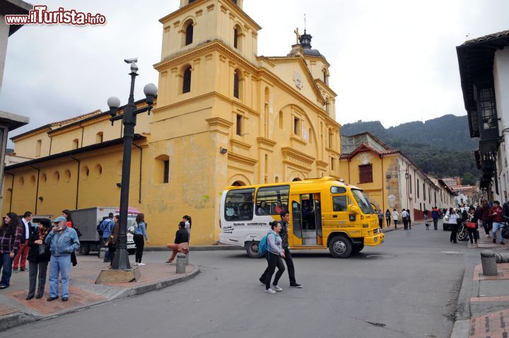 Immagine Chiesa nel centro di Bogotà, Colombia - Uno degli edifici religiosi ospitati nel barrio de La Candelaria, nel cuore storico della città. Architettura semplice e di impronta tipicamente colombiana caratterizzano molte chiese della capitale © Sonja Vietto Ramus