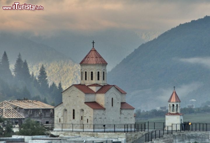 Immagine una moderna chiesa cristiana a mestia in Georgia 