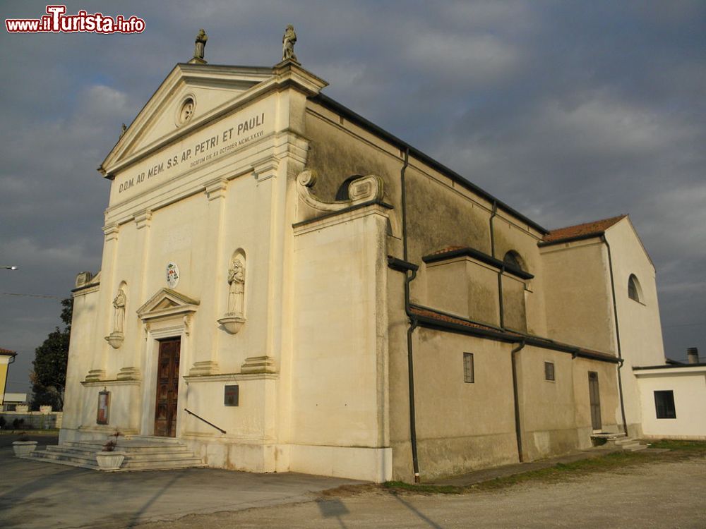 Immagine Chiesa dei Santi Pietro e Paolo in frazione Cagnano a Pojana Maggiore, Vicenza, Veneto.