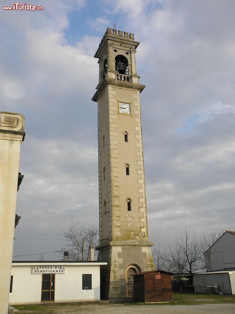 Immagine Il campanile della chiesa dei Santi Pietro e Paolo a Cagnano, frazione di Pojana Maggiore, Veneto.
