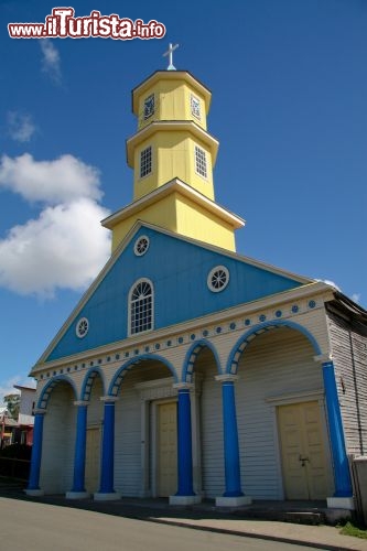 Immagine La famosa chiesa di Conchi in Cile: è una delle più spettacolari chiese di legno dell'isola di Chiloe, nella parte settentrionale della Patagonia Cilena - © jorisvo / Shutterstock.com