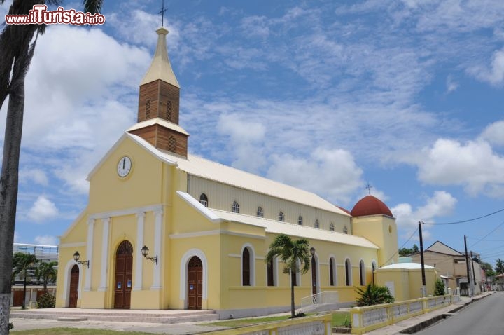 Immagine La chiesa di Port Louise a Guadalupa, Caraibi. Questa località si trova lungo la costa nord-occidentale della Grande Terre - © Pack-Shot / Shutterstock.com