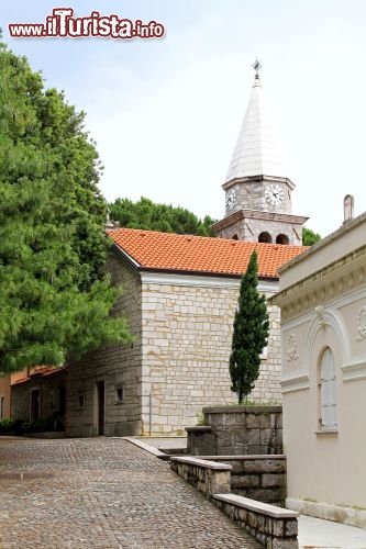 Immagine La Chiesa di San Giacomo di Opatija, eretta all'inizio del Quattrocento ma trasformata da varie modifiche successive, contiene una riproduzione del rilievo della "Pietà" dello scultore croato Ivan Meštrović - © Baloncici / Shutterstock.com