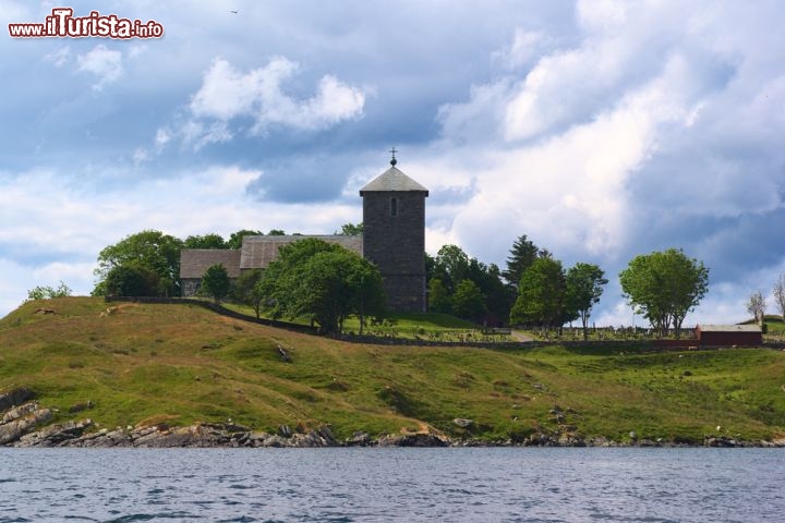 Immagine Chiesa nei dintorni di Haugesund, Norvegia - Semplice e sobria con le sue linee essenziali, questa chiesa poco fuori la città di Haugesund è circondata da un incantevole paesaggio naturale dove montagne, fiordi e pianure si intervallano l'un l'altra © Sven Schermer / Shutterstock.com