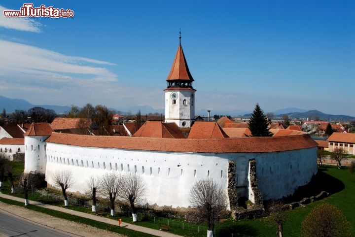 Immagine Chiesa fortificata di Prejmer, regione di Brasov - Situata a dieci km da Brasov, questa antica costruzione religiosa fortificata risale al 1240 ed è considerata la meglio conservata e la più grande del sud est Europa. Costruita su un piano centrale in croce, poi modificato nel corso del XVI secolo, ha un cancello esterno che risale al 1788: si racconta che sia stato preso d'assalto diverse volte dai turchi ma mai espugnato. All'interno vi sono 270 ambienti dove la popolazione trovava rifugio in caso di assedio: il numero presente sulla porta delle varie camere corrispondeva ad una famiglia che si tramandava il rifugio di generazione in generazione. Nella chiesa si può anche visitare il museo etnografico sassone che conserva oggetti religiosi, mobili e ceramiche. La chiesa di Prejmer vanta ben 3 stelle Michelin, la più alta distinzione assegnata ad un luogo turistico della Romania © CristiDumi / Shutterstock.com