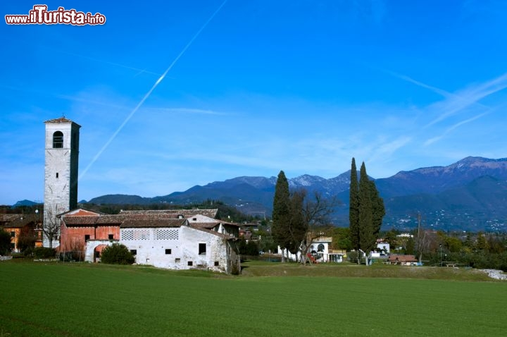 Immagine Chiesa in periferia, Desenzano del Garda - Ricco di edifici religiosi, questo Comune della provincia di Brescia racchiude nel suo centro storico così come in periferia splendide testimonianze di fede religiosa. Da quelle più finemente decorate sino alle più modeste costruite fuori Desenzano, le chiese sono spesso un connubio di diversi stili architettonici sapientemente amalgamati fra di loro. Da visitare il Duomo di Santa Maria Maddalena realizzato su progetto del Todeschini fra la fine del Cinquencento e i primi anni del Seicento © Sundraw Photography / Shutterstock.com