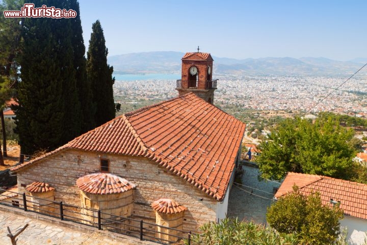 Immagine Una chiesa nel piccolo villaggio di Ano Volos, accanto a Volos, lungo la costa orientale della Grecia, e sullo sfondo un bel panorama che spazia sino all'Egeo - © Panos Karas / Shutterstock.com