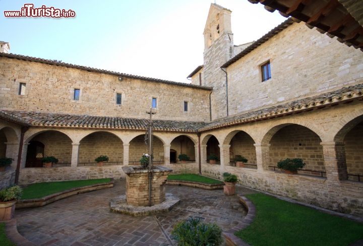 Immagine Il chiostro della Chiesa di San Damiano a Assisi. Secondo la leggenda nel 1205 Francesco mentre era intento a pregare davanti al crocifisso sentì una voce provenire dallo stesso che gli chiese di "riparare la sua casa": un episodio, questo, che condizionerà molto la vita del santo patrono d'Italia. Scendendo dall'oratorio della chiesa si giunge al bel chiostro edificato nel XVI° secolo dove alle due pareti d'angolo sono presenti due dipinti murali ad affresco, datati 1507, realizzati da Eusebio da San Giorgio e che raffigurano San Francesco che riceve le stimmate e l'Annunciazione  - © Zocchi Roberto / Shutterstock.com