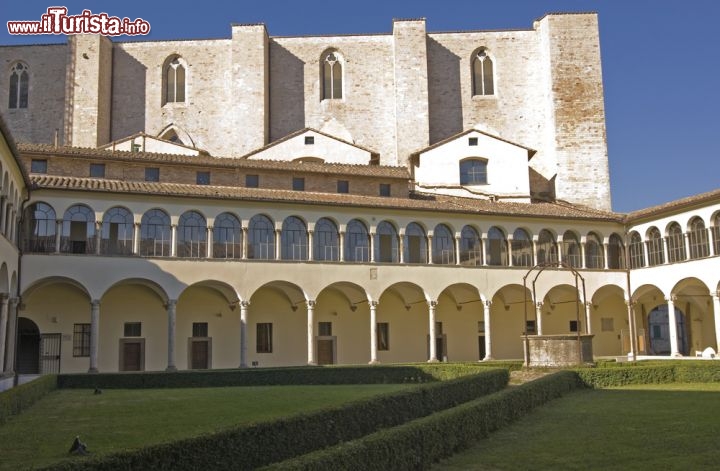 Immagine Il chiostro della chiesa gotica di San Domenico a Perugia (Umbria) - © Claudio Giovanni Colombo / Shutterstock.com