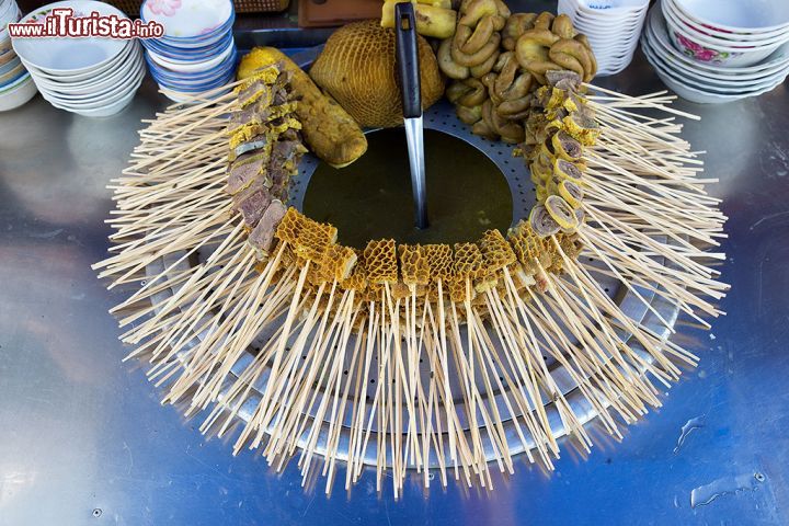 Immagine Cibo di strada: spiedini di interiora nel centro di Yangon, Birmania.