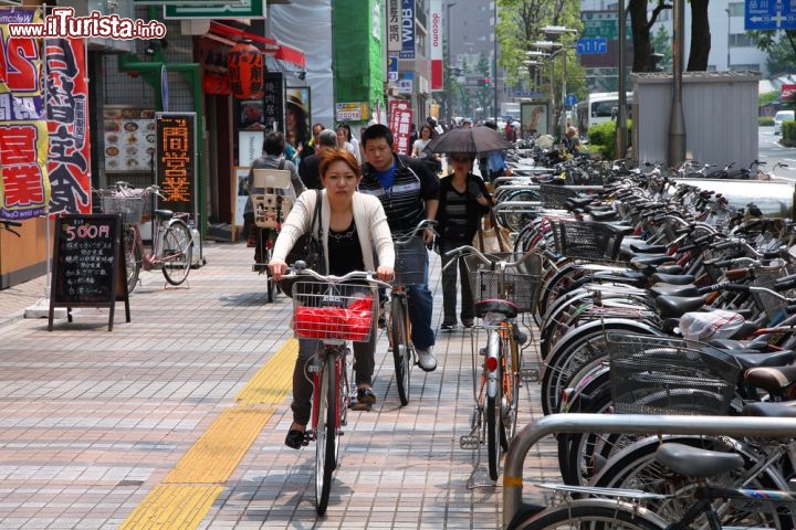 Immagine Ciclisti su di una strada del centro di Kawasaki in Giappone - © Tupungato / Shutterstock.com