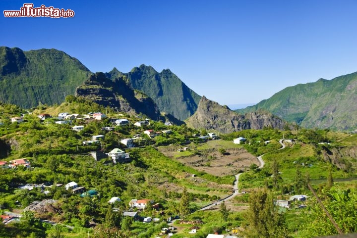 Immagine Nel cuore de La Réunion (Isole Mascarene, Francia d'oltremare) il villaggio di Cilaos conta circa 6 mila abitanti e se ne sta adagiato in una caldera vulcanica tra fertili montagne, a quota 1214 metri. Il nome Cilaos viene da una parola malgascia che significa "luogo che non si abbandona mai" - © Sebastien Burel / Shutterstock.com