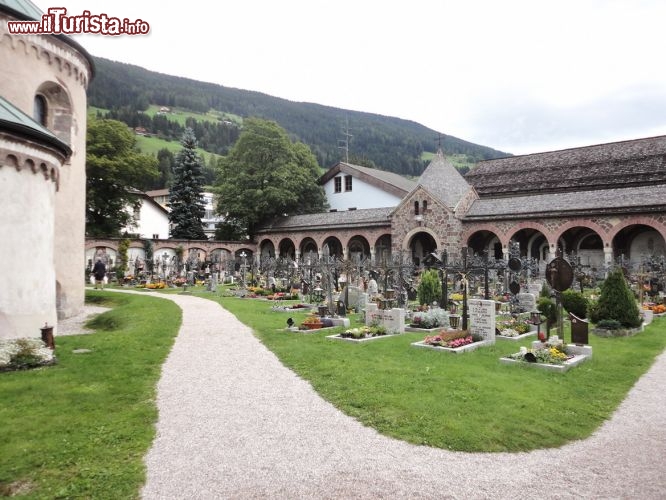 Immagine Il cimitero antistante la cattedrale di San Candido, Alto Adige.