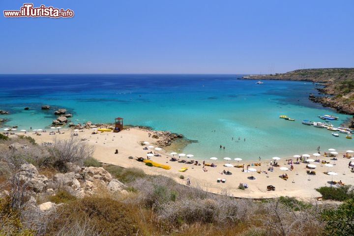 Immagine La Baia Konnos è una delle spiagge più belle di Cipro, situata circa 3,5 km a sud di Protaras, nella parte sud orientale dell'isola - © Pawel Kazmierczak / Shutterstock.com
