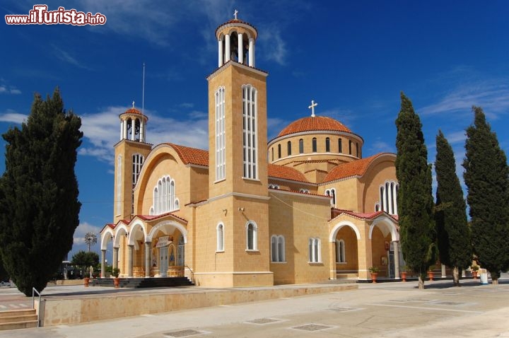 Immagine A Paralimni, nella parte sud-orientale di Cipro, sorge solo uno dei numerosi monasteri che costellano l'isola - © Pawel Kazmierczak / Shutterstock.com