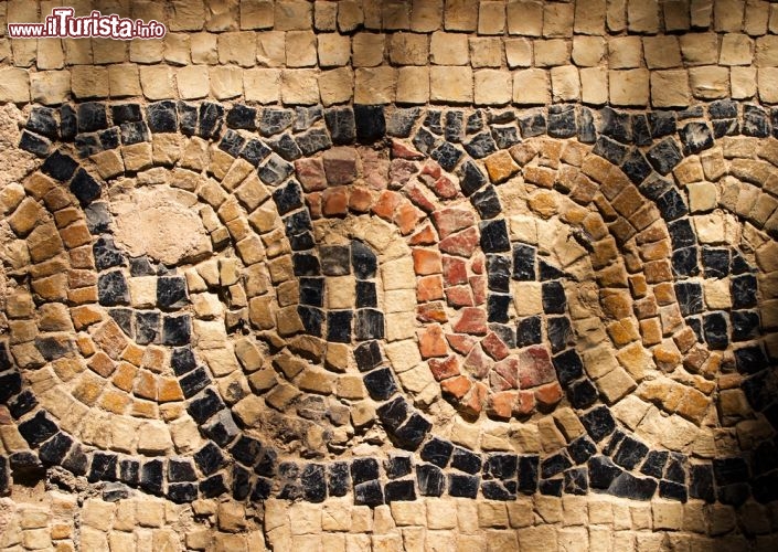 Immagine Particolare di mosaico all'interno della Casa di Dioniso a Paphos, Cipro, illuminato dalla luce rosata del tardo pomeriggio - © John Copland / Shutterstock.com