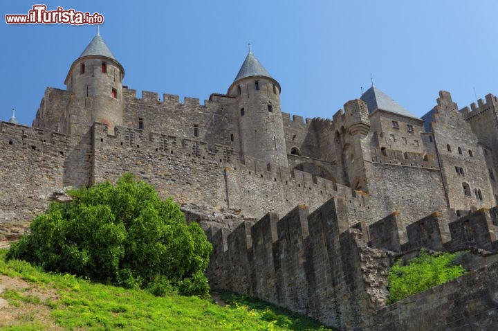 Immagine La Città Alta di Carcassonne, la cosiddetta Cité, il famoso borgo fortificato dell'Occitanie (ex Linguadoca-Rossiglione) nel sud della Francia - © fototehnik/ Shutterstock.com