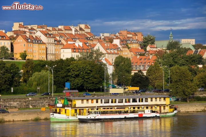 Immagine Citta vecchia di Varsavia (Stare Miasto) vista da una sponda del fiume Vistola, il principale della Polonia - © Artur Bogacki / Shutterstock.com