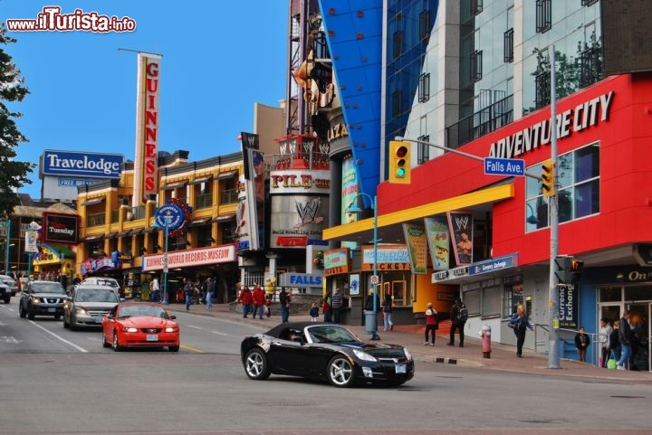 Immagine Clifton Hill Street, Niagara Falls: è probabilmente la via più famosa della città canadese. Qui si trovano le principali attrazioni e divertimenti, parchi giochi e la ruota panoramica - Foto © Lissandra Melo / Shutterstock.com