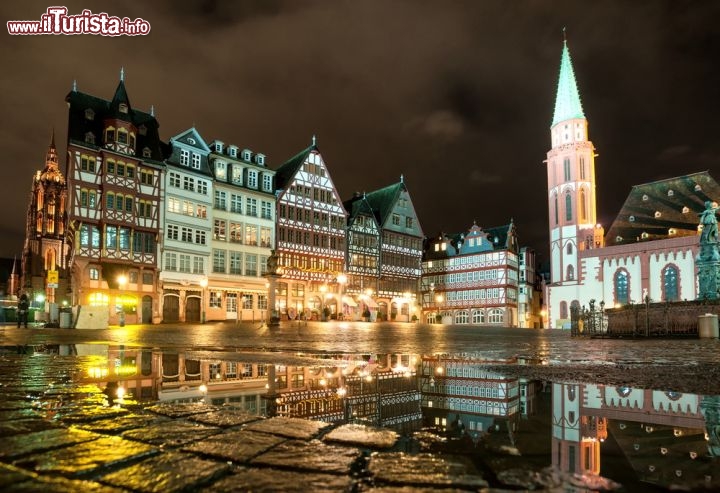 Immagine La centrale Piazza Romerberg di Francoforte, Germania, è una meraviglia anche dopo le piogge autunnali. Bastano le luci della notte e lo spettacolo è assicurato - © Boris Stroujko / Shutterstock.com