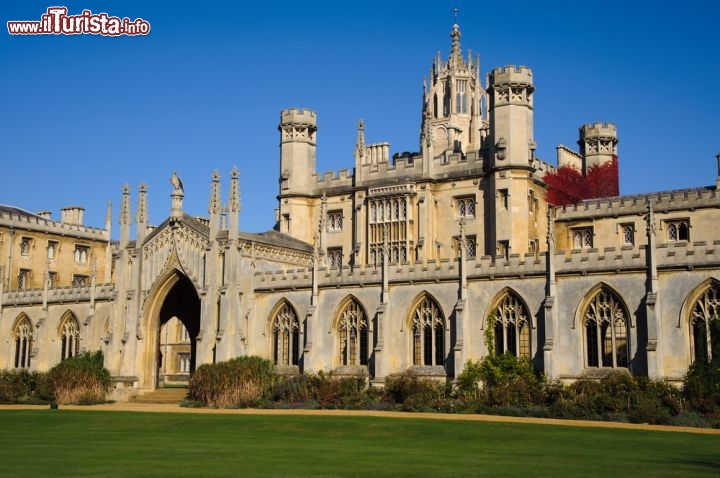 Immagine St.John College a Cambridge, Inghilterra - E' uno dei college più ricchi all'interno dell'Università di Cambridge, il più ricco in assoluto a livello di finanziamenti a disposizione per ogni studente che lo frequenta. Fondato nel 1511 da Margaret Beaufort, ammette al suo interno sia maschi che femmine. E' anche uno dei più grandi college di Cambridge con circa un migliaio di studenti. Fra le sue principali caratteristiche degna di nota è anche la suggestiva posizione occupata poichè si trova su un ampio spazio su ambedue i lati del fiume Cam © Marek Stefunko / shutterstock.com