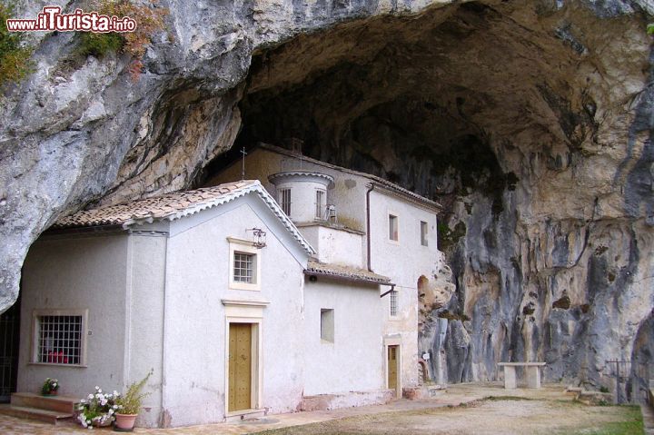 Immagine La madonna delle Cese è una chiesa in spettacolare posizione scenografica in una delle grotte tipiche della zona di Collepardo - © Simoni Valerio - Wikipedia