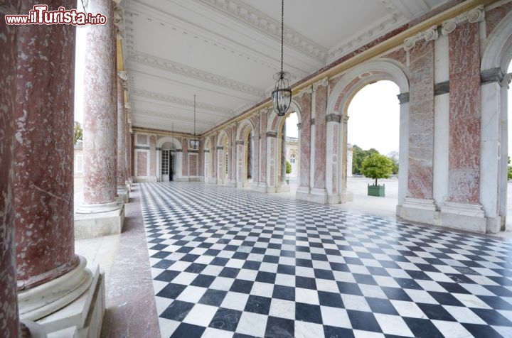 Immagine Colonnato all'interno del Grand Trianon di Versailles in Francia - © pedrosala / Shutterstock.com