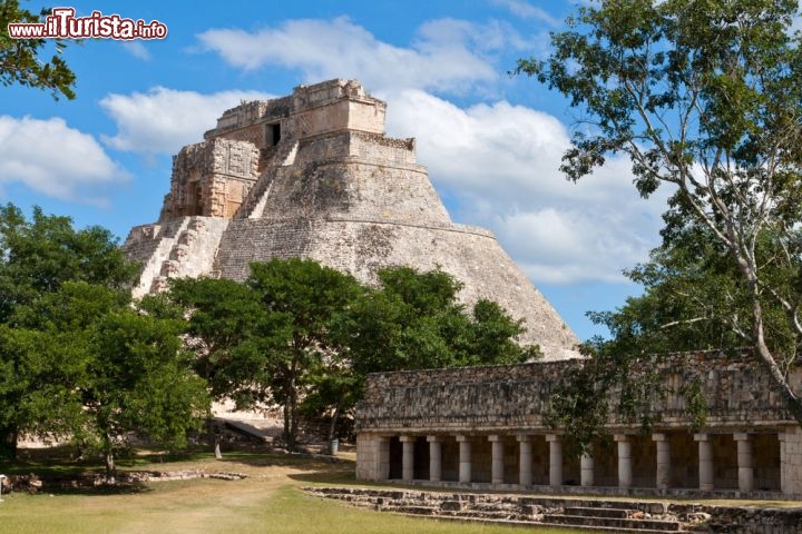 Immagine L'imponente complesso archelogico di Uxmal, il famoso sito Maya ubicato nel Messico nord- orientale - © f9photos / Shutterstock.com