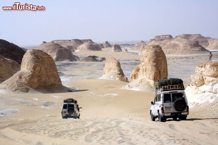 Immagine Con il fuoristrada nel deserto Bianco dell' Egitto - Foto di Giulio Badini