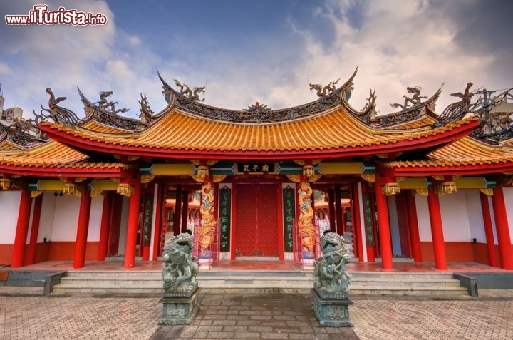 Immagine Il tempio di Confucio a Nagasaki, Giappone. L'architettura è evidentemente di ispirazione cinese, grazie ai rapporti commerciali quasi esclusivi che i due paesi hanno protratto per lungo tempo - © SeanPavonePhoto / Shutterstock.com