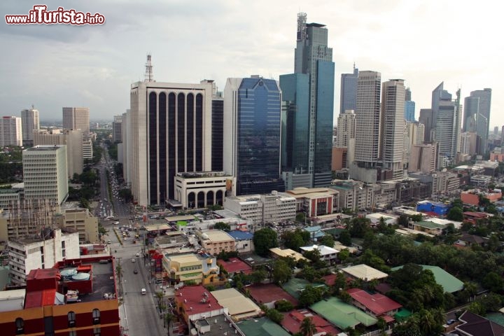 Immagine Contrasto tra i quartieri di Manila, le zone residenziali e quelle commerciali, ricche di grattacieli - © donsimon / Shutterstock.com