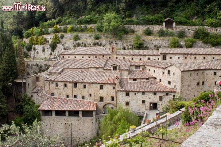 Immagine Monastero di San Francedo d'Assisi, Cortona  - Recentemente restuarato, questo imponente  complesso religioso fu fatto costruire per volere di Frate Elia, successore di San Francesco alla guida dell'Ordine Francescano, a partire dal 1245 sugli antichi resti di terme romane. Dove un tempo eran stati eseguiti affreschi, oggi vi sono gli altari barocchi. La chiesa ospita inoltre alcune reliquie di San Francesco oltre alle tombe di Frate Elia e del pittore Luca Signorelli mentre nella cappella absidale c'è il monumento funebre al vescovo Ubertini del XIV° secolo © marcociannarel / Shutterstock.com