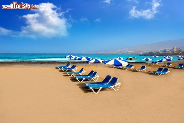 Immagine Costa Adeje: la spiaggia di Arona a Tenerife, isole Canarie. Questa zona risente di un clima più secco e soleggiato rispetto al resto dell'isola, grazie al grande vulcano Teide che funge da barriera alle nuvole provenienti da nord-est, sospinte dai venti alisei. La spiaggia si trova non distante da Playa de las Americas - © holbox / Shutterstock.com
