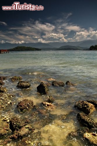 Immagine La costa di Angra dos Reis, tra spiagge e rocce della costa tra Rio de Janeiro e Sao Paolo - © Luiz Antonio da Silva / Shutterstock.com