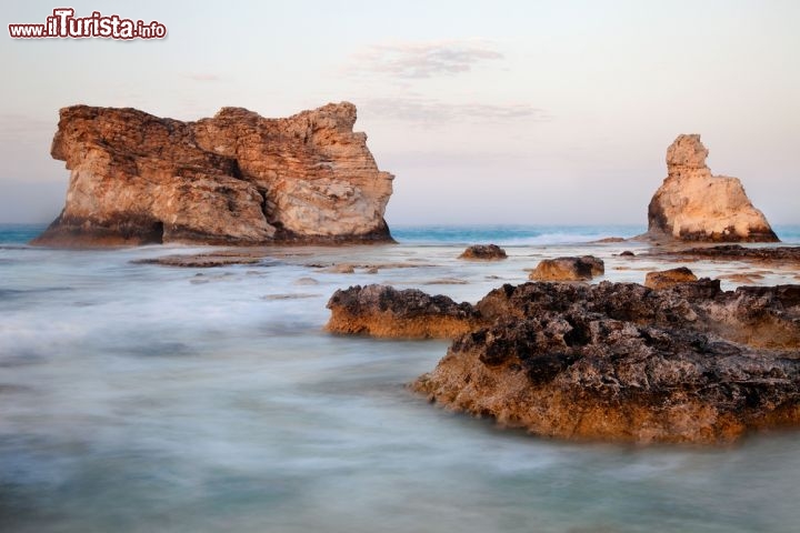 Immagine La costa di Marsa Matrouh al tramonto, Egitto. Il litorale di questa zona, posto ad occidente del Delta del Nilo, presenta lagune costiere, tratti sabbiosi ma anche affioramenti rocciosi, in una varietà incantevole  - © Nickolay Vinokurov / Shutterstock.com