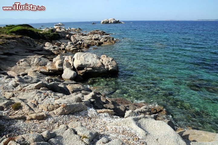 Immagine Costa rocciosa tra Santa Teresa e Porto Pollo, Sardegna - Un bello scorcio panoramico sulla costa rocciosa della Gallura. Osservando il paesaggio, sullo sfondo a sinistra si intravede il profilo della vicinissima Corsica